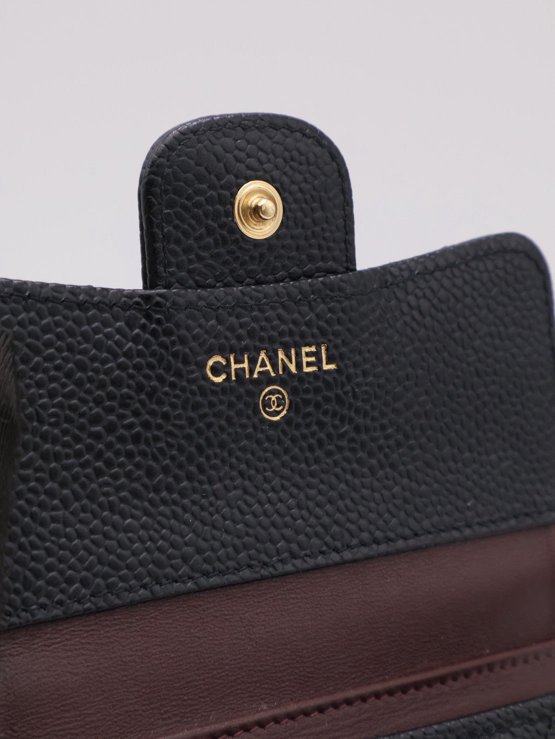 CHANEL 經典口蓋三折短夾 - 黑金25開