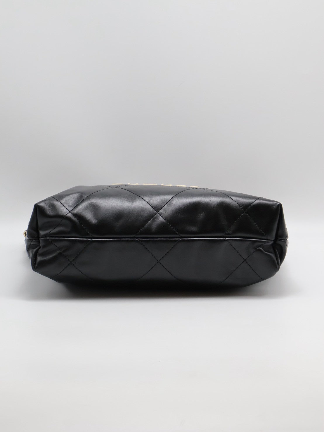 CHANEL 22 Bag - 小號白字黑金