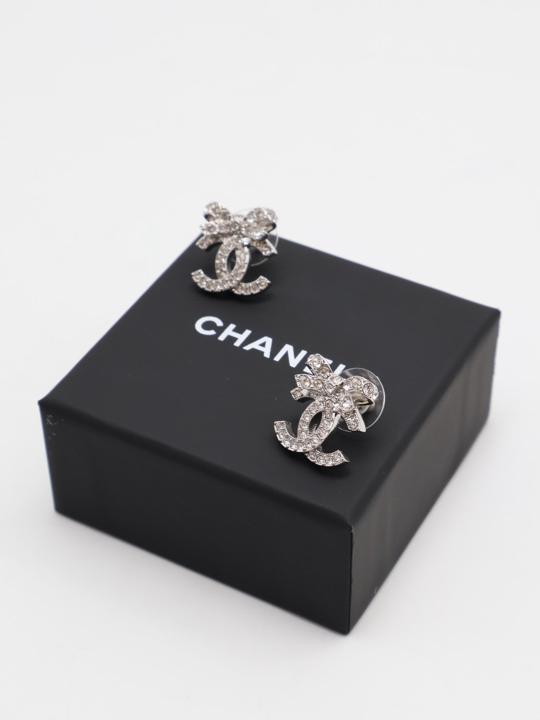 CHANEL 23S蝴蝶結雙C水鑽耳環