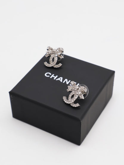 CHANEL 23S蝴蝶結雙C水鑽耳環