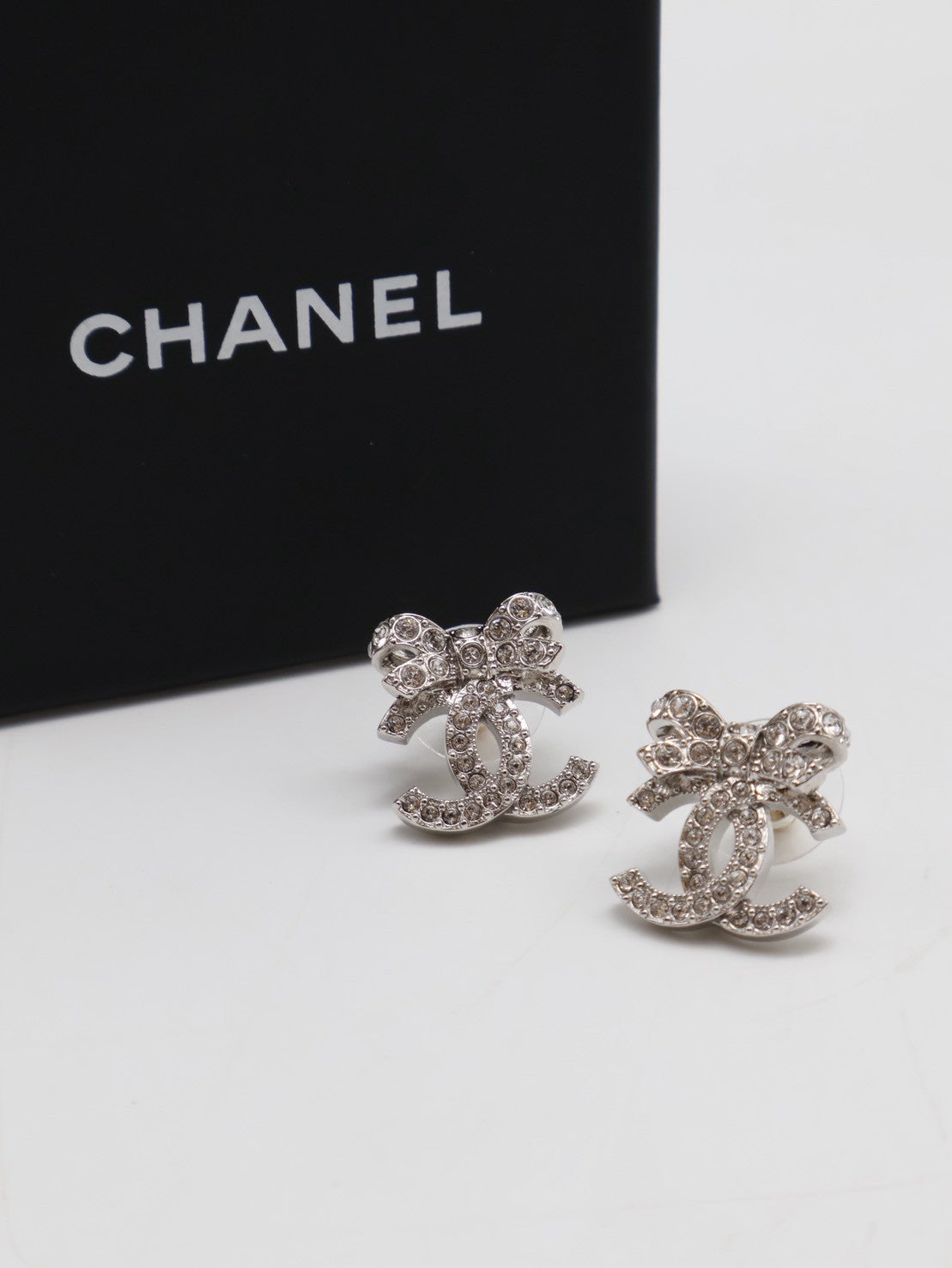 CHANEL 23S蝴蝶結雙C水鑽耳環