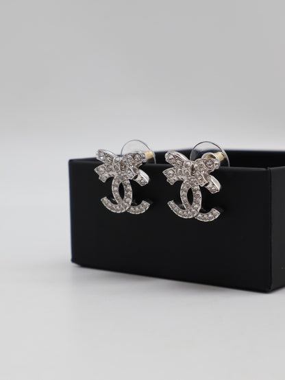 CHANEL 23S蝴蝶結雙C水鑽耳環