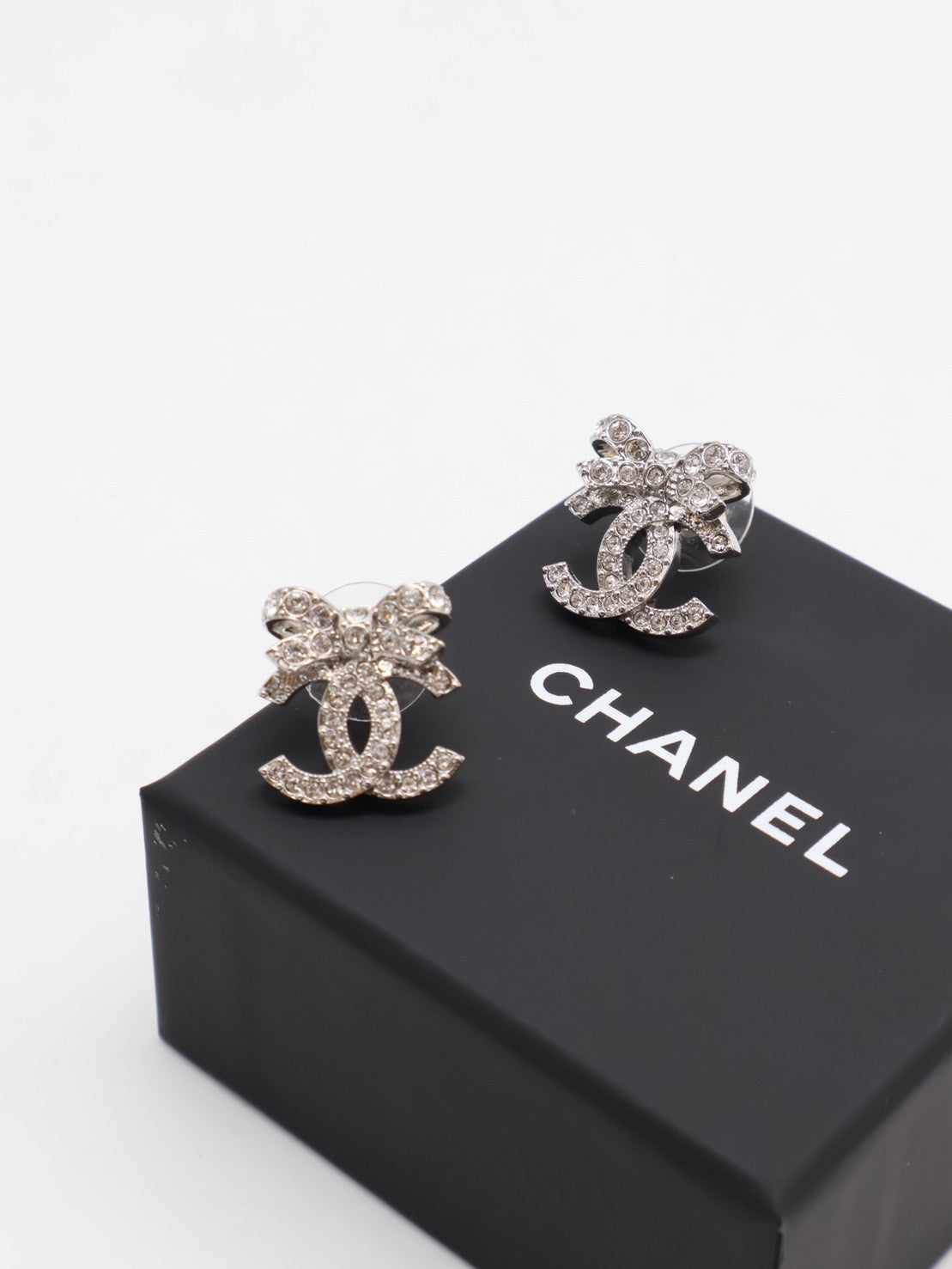 CHANEL 23S蝴蝶結雙C水鑽耳環