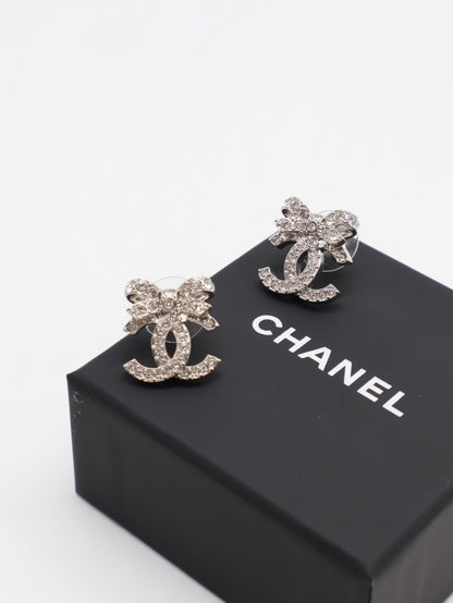 CHANEL 23S蝴蝶結雙C水鑽耳環