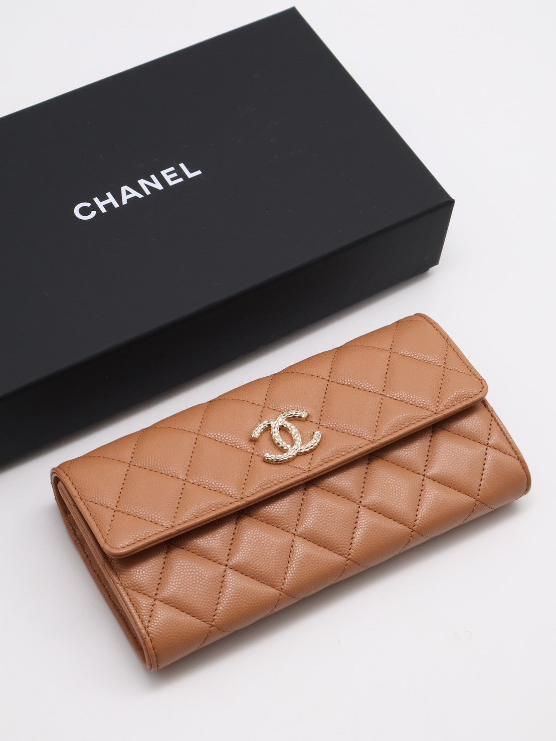 CHANEL 24K粒面牛皮雙折絲巾長夾 - 焦糖金