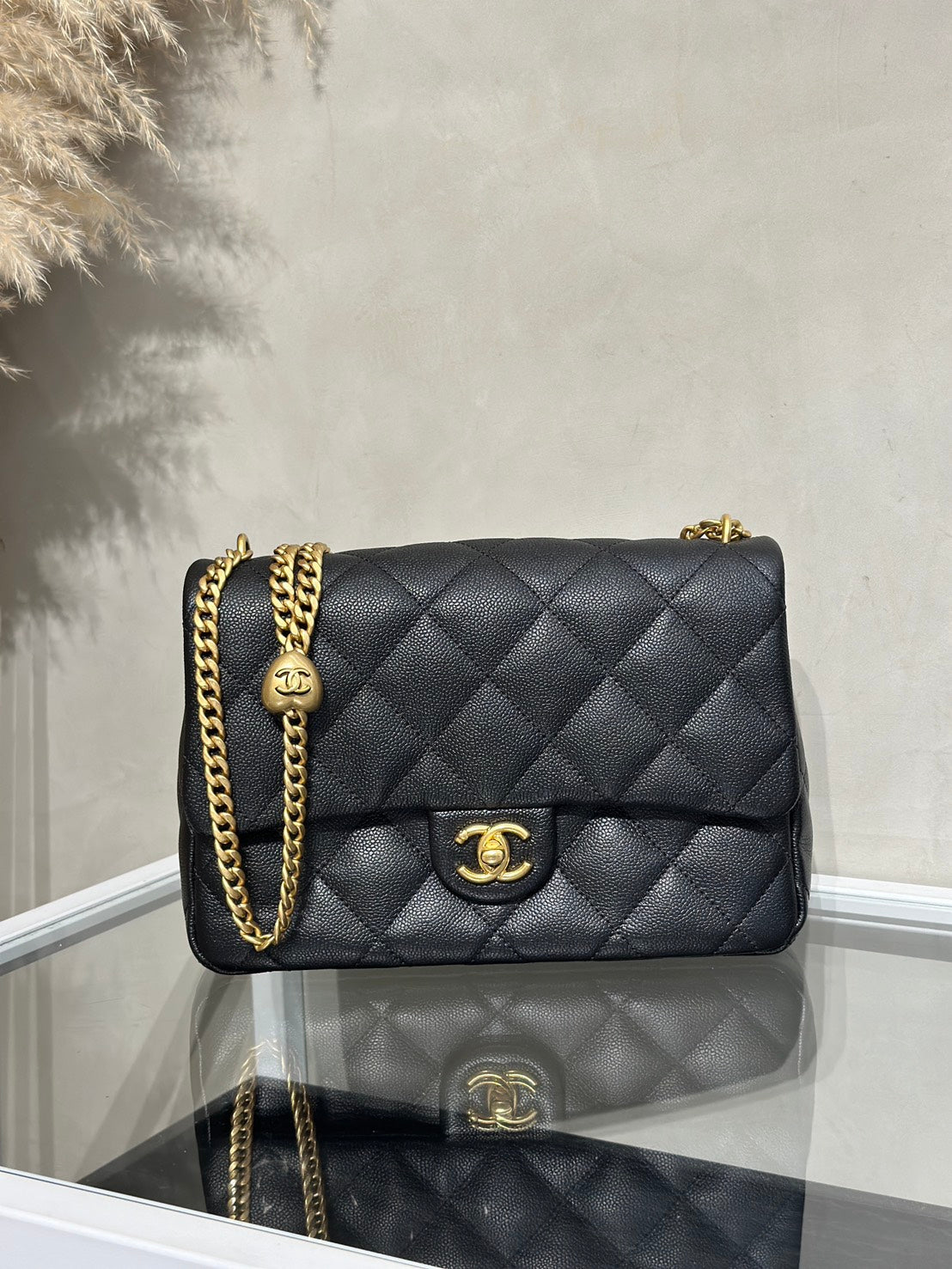 CHANEL 愛心調節釦口蓋包 24 - 粒面牛皮黑金