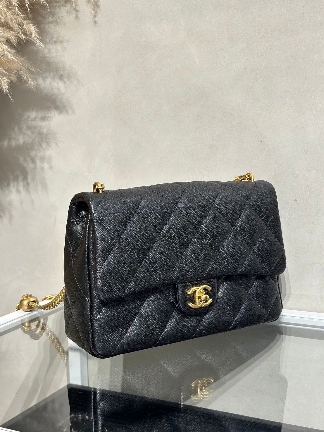 CHANEL 愛心調節釦口蓋包 24 - 粒面牛皮黑金