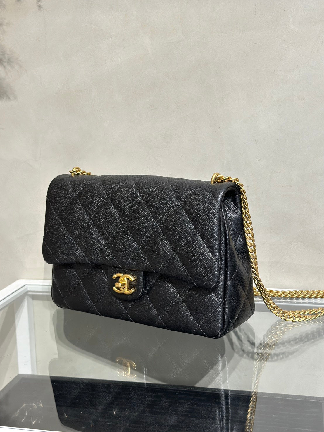 CHANEL 愛心調節釦口蓋包 24 - 粒面牛皮黑金