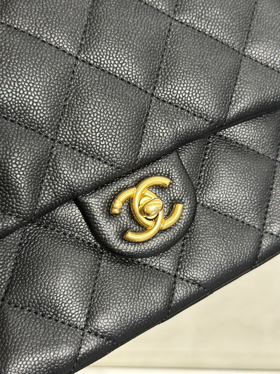 CHANEL 愛心調節釦口蓋包 24 - 粒面牛皮黑金