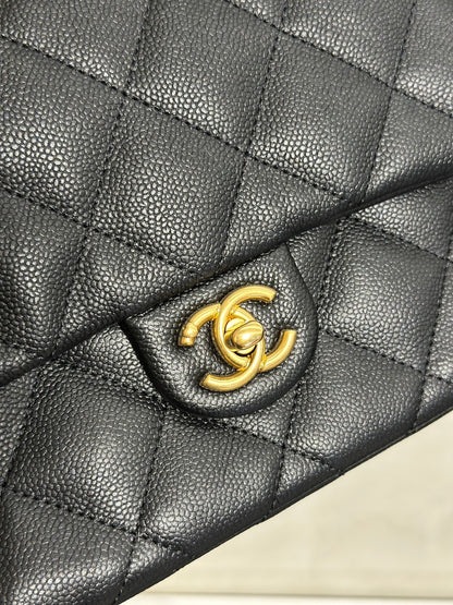 CHANEL 愛心調節釦口蓋包 24 - 粒面牛皮黑金