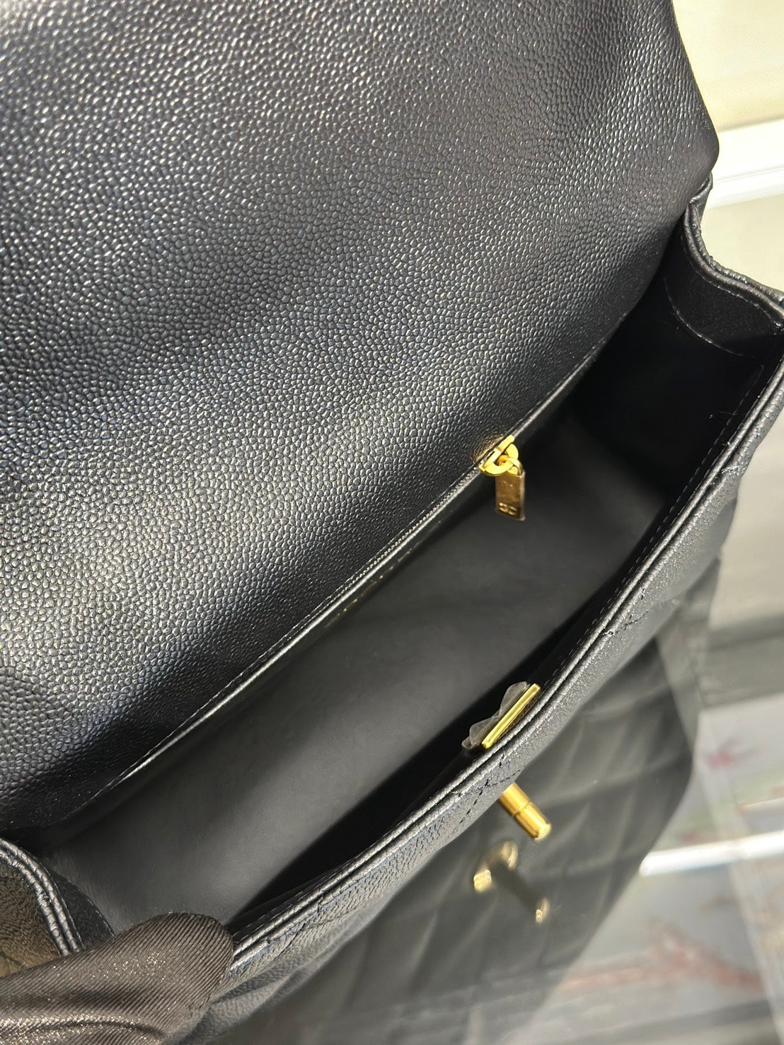 CHANEL 愛心調節釦口蓋包 24 - 粒面牛皮黑金
