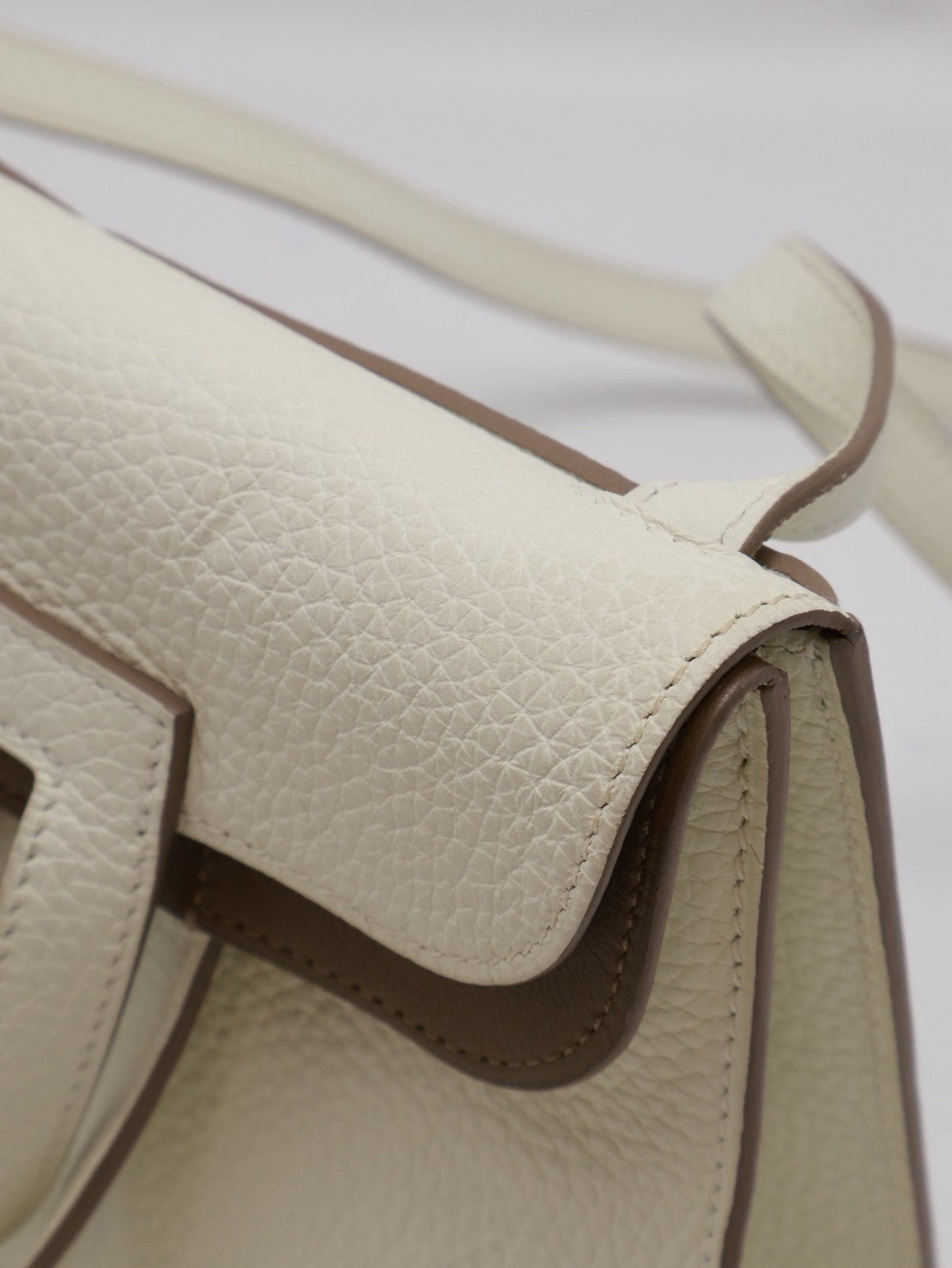 HERMES Halzan 25 - Mushroom/Beige De Weimar 蘑菇白/威瑪犬米金 B