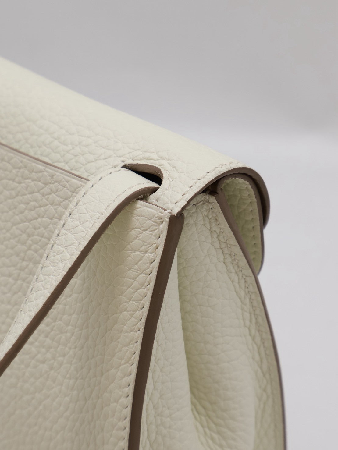 HERMES Halzan 25 - Mushroom/Beige De Weimar 蘑菇白/威瑪犬米金 B