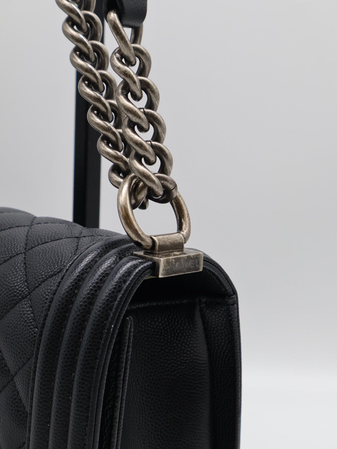 CHANEL Boy25 粒面牛皮口蓋包 - 黑銀29開