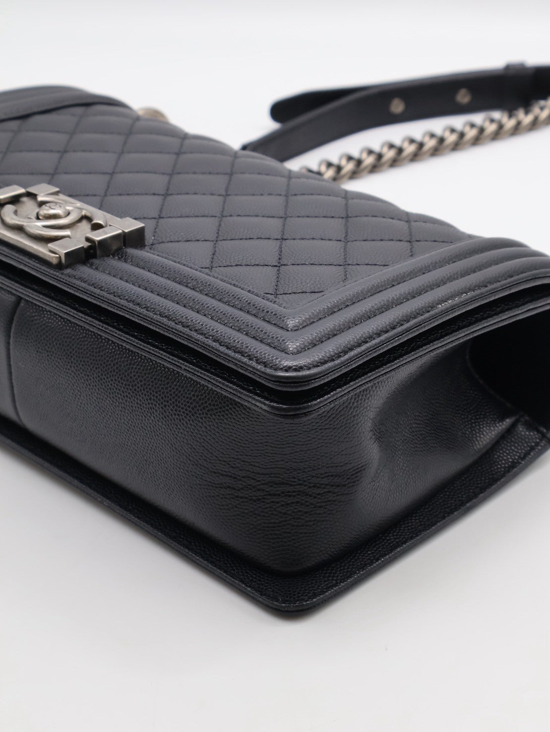 CHANEL Boy25 粒面牛皮口蓋包 - 黑銀29開