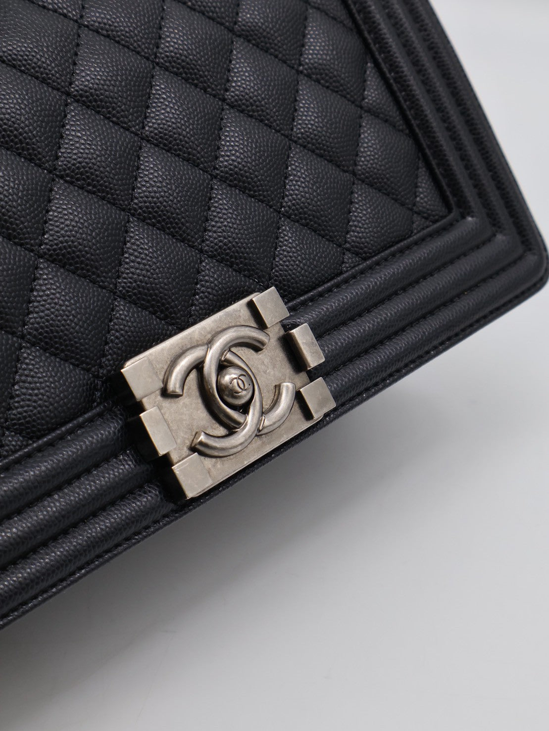 CHANEL Boy25 粒面牛皮口蓋包 - 黑銀29開