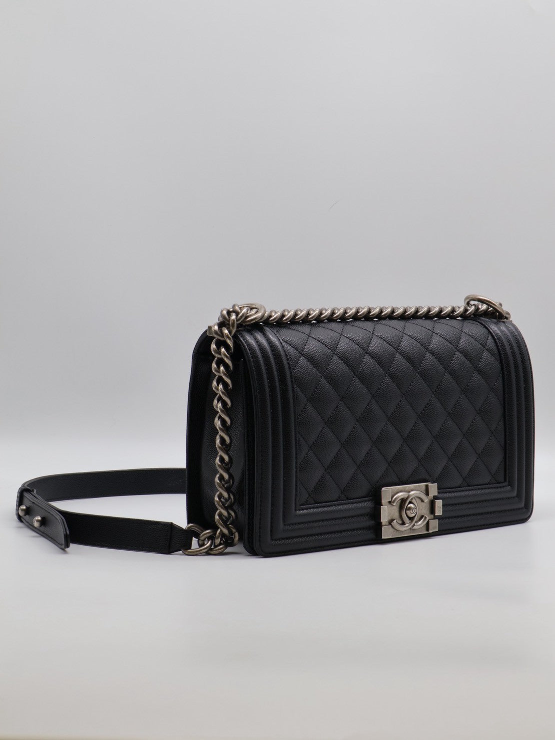 CHANEL Boy25 粒面牛皮口蓋包 - 黑銀29開