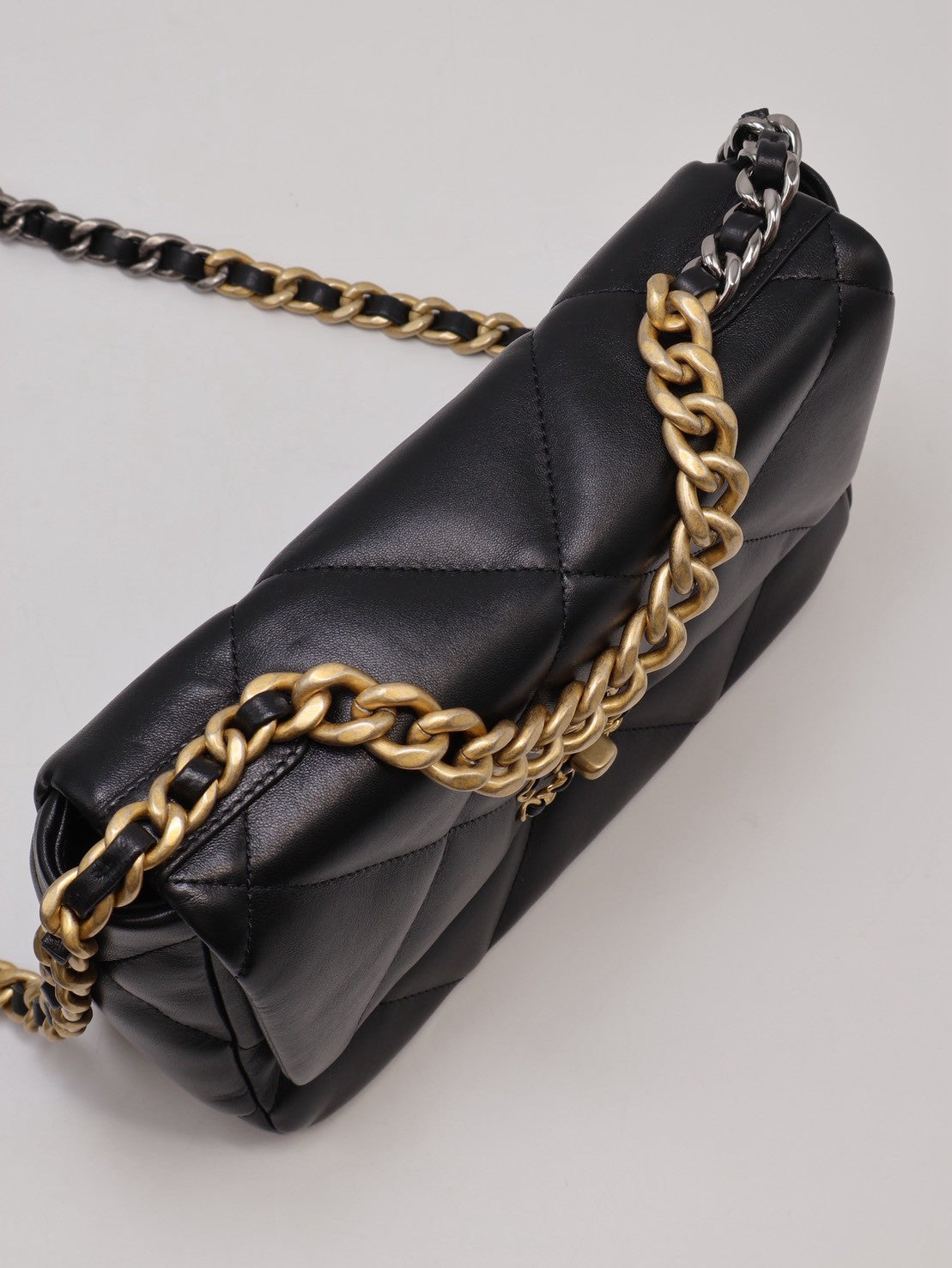 CHANEL 19 Bag 菱格紋羊皮手提肩背包 26 - 黑金30開