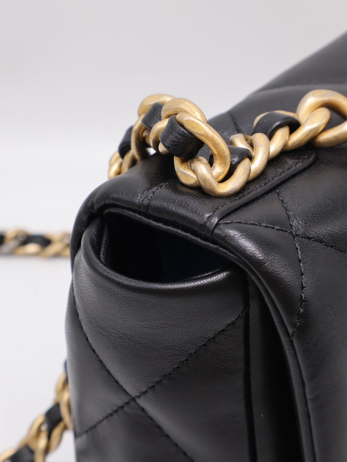 CHANEL 19 Bag 菱格紋羊皮手提肩背包 26 - 黑金30開