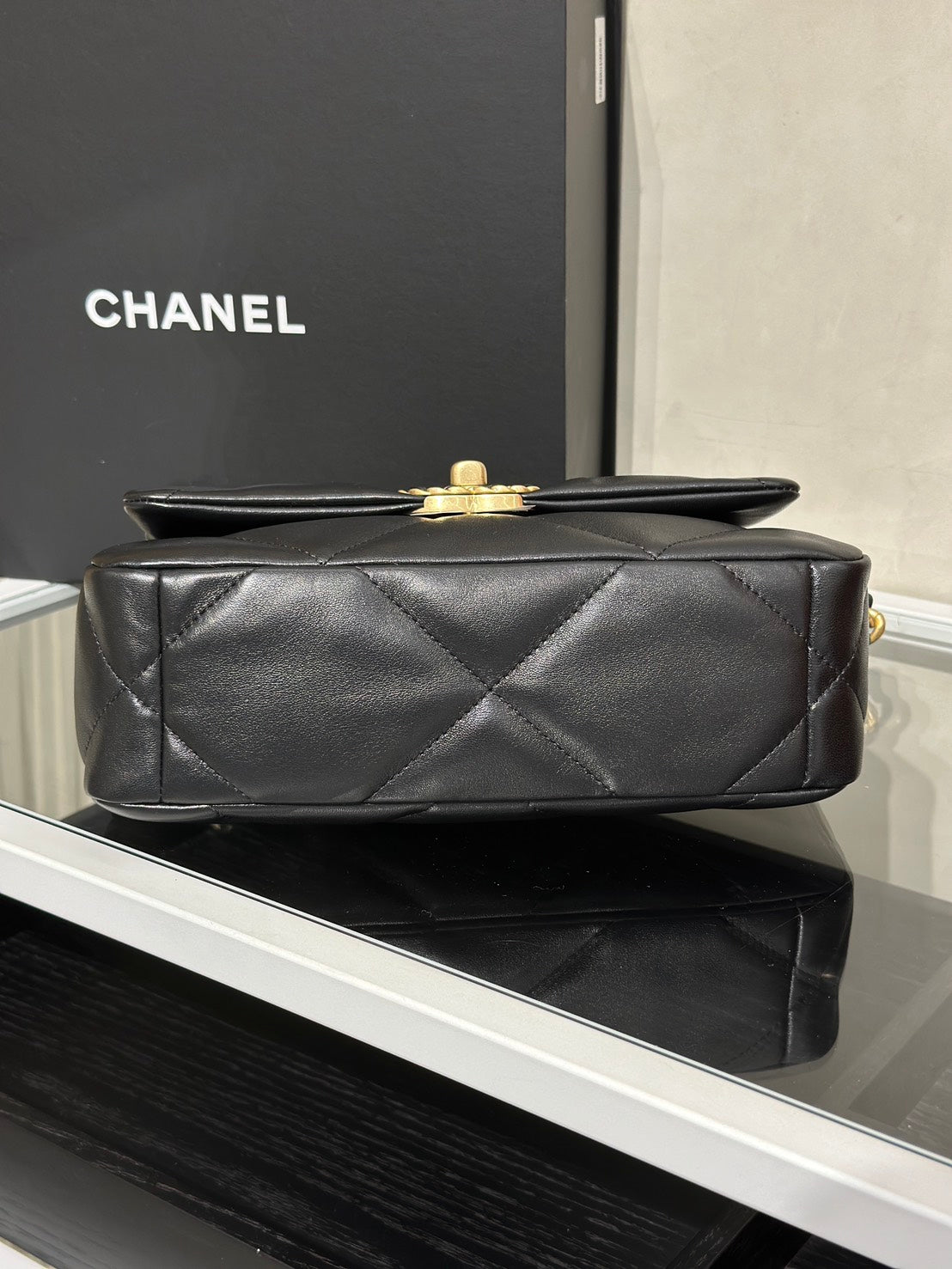 CHANEL 19 Bag 菱格紋羊皮手提肩背包 26 - 黑金30開