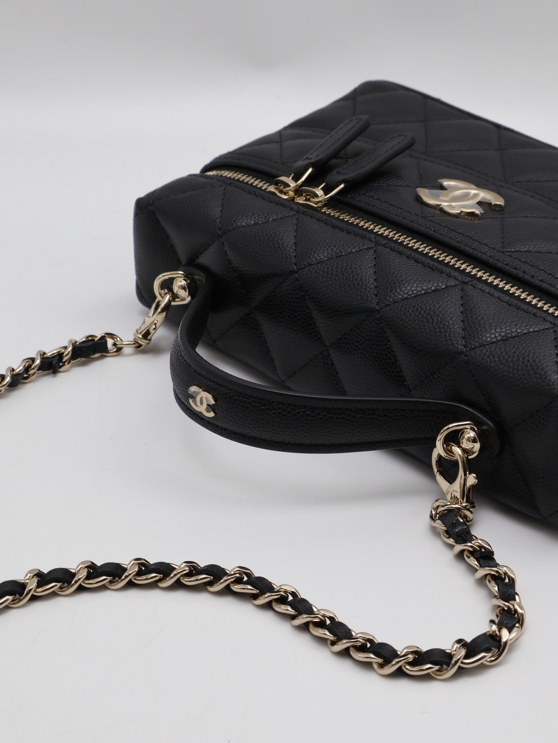 CHANEL 26C LP粒面牛皮手提飯盒包 - 黑金