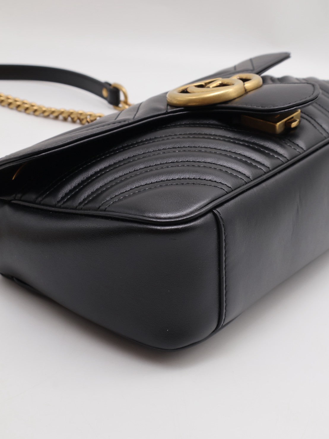 GUCCI Marmont Matelasse斜背包 - 26小號黑金