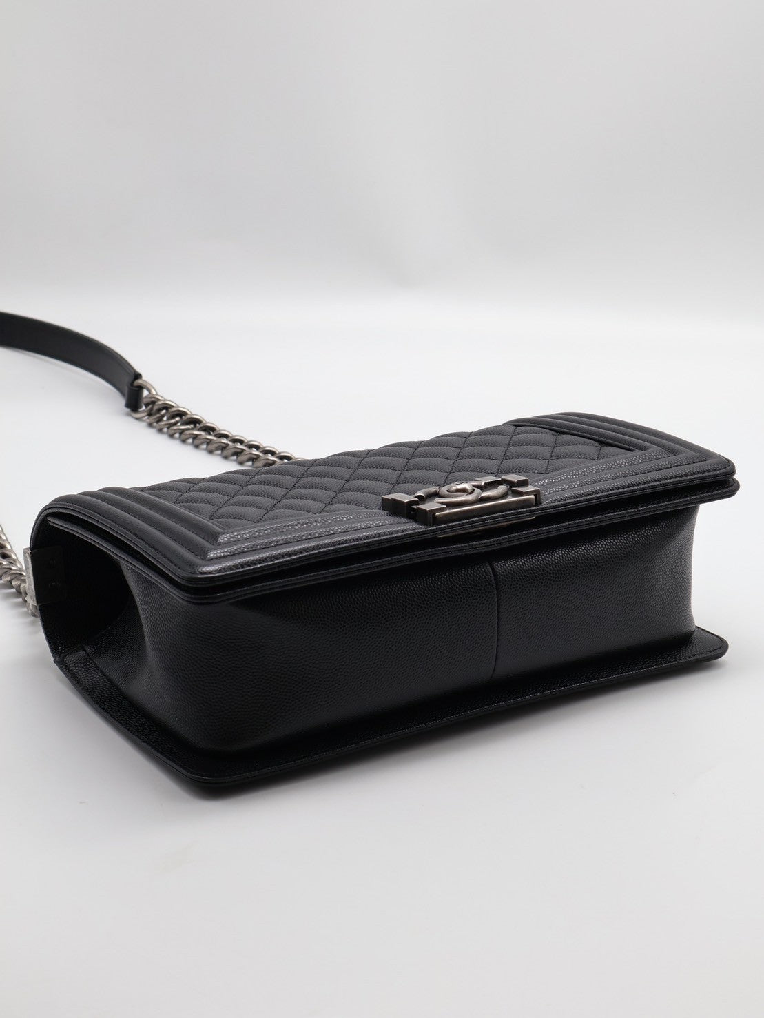 CHANEL Boy25 粒面牛皮口蓋包 - 黑銀27開