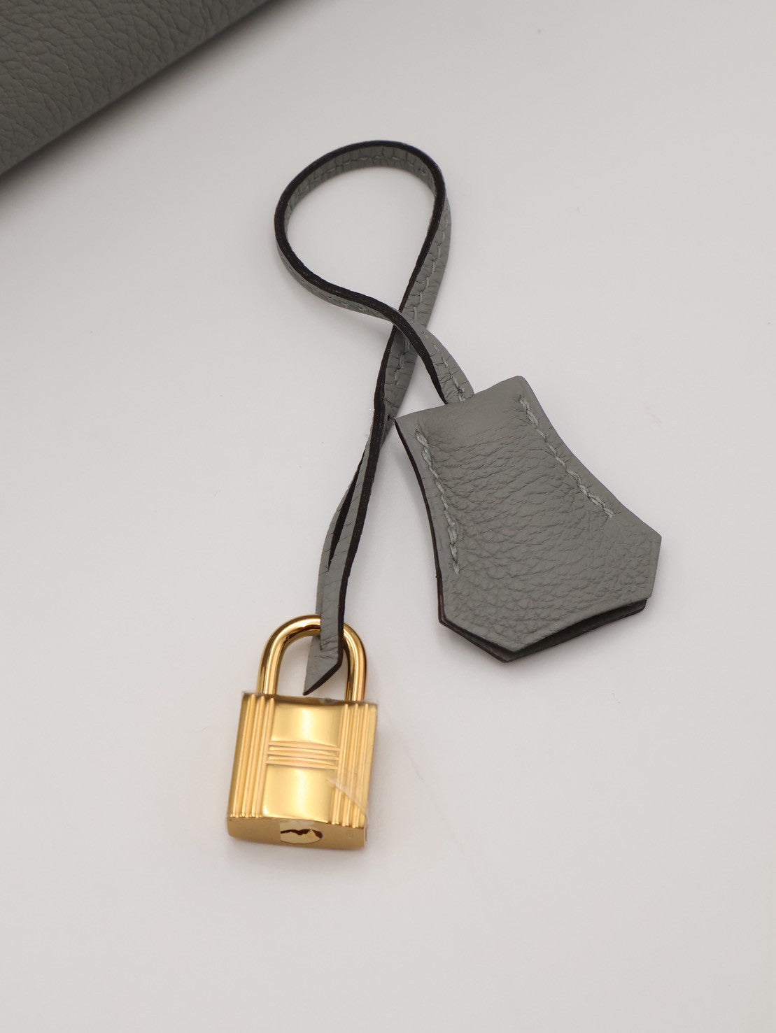 HERMES Kelly 28 - Gris Mouette 4Z 海鷗灰金 W