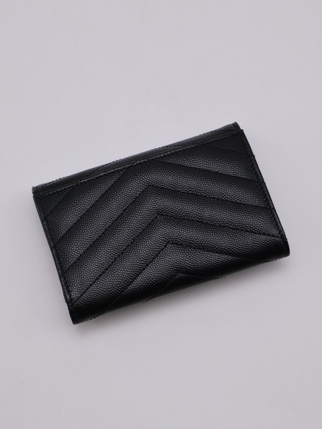 YSL 經典V紋粒面牛皮信封卡包 - 黑金
