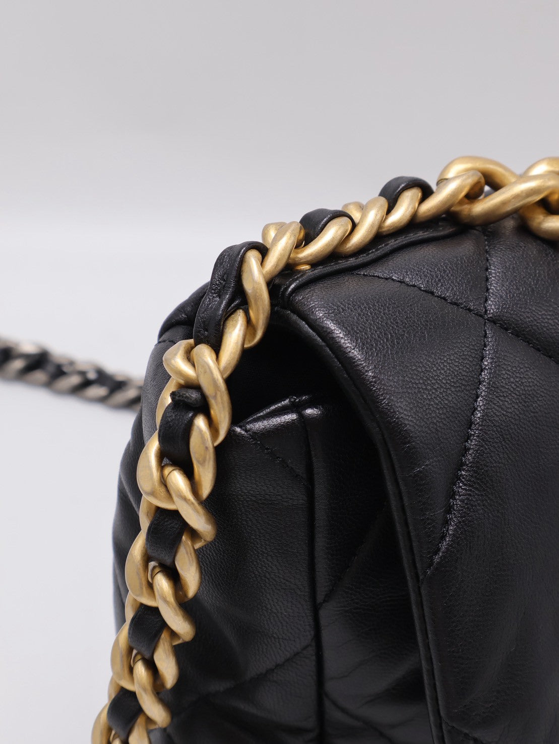 CHANEL 19 Bag 菱格紋羊皮手提肩背包 30 - 黑金28開