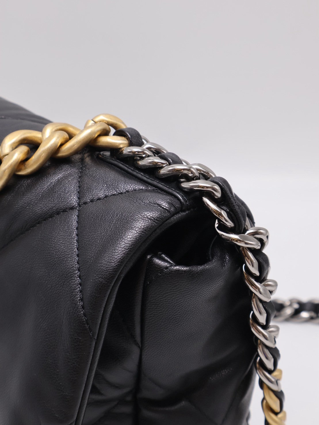 CHANEL 19 Bag 菱格紋羊皮手提肩背包 30 - 黑金28開