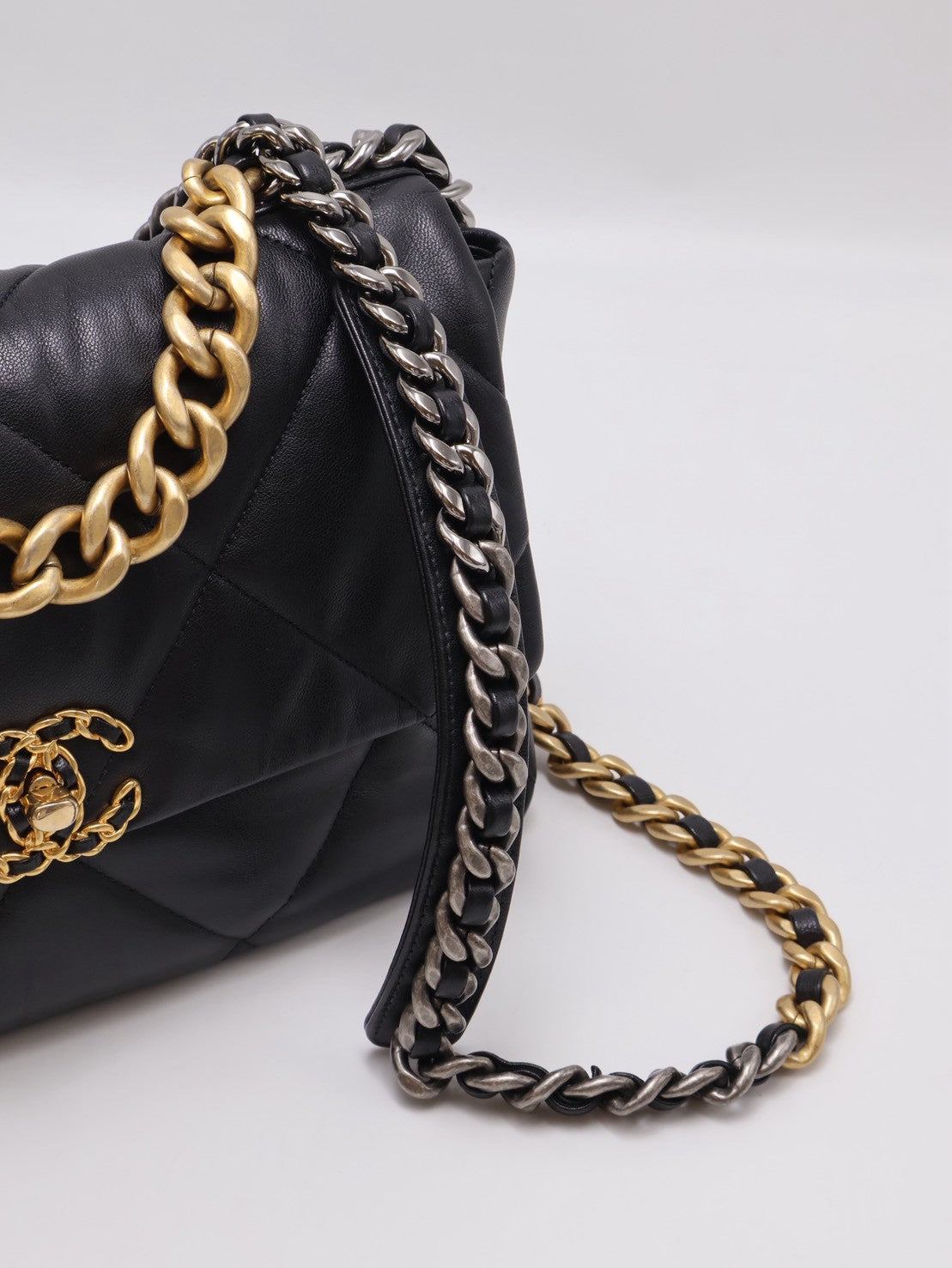 CHANEL 19 Bag 菱格紋羊皮手提肩背包 30 - 黑金28開