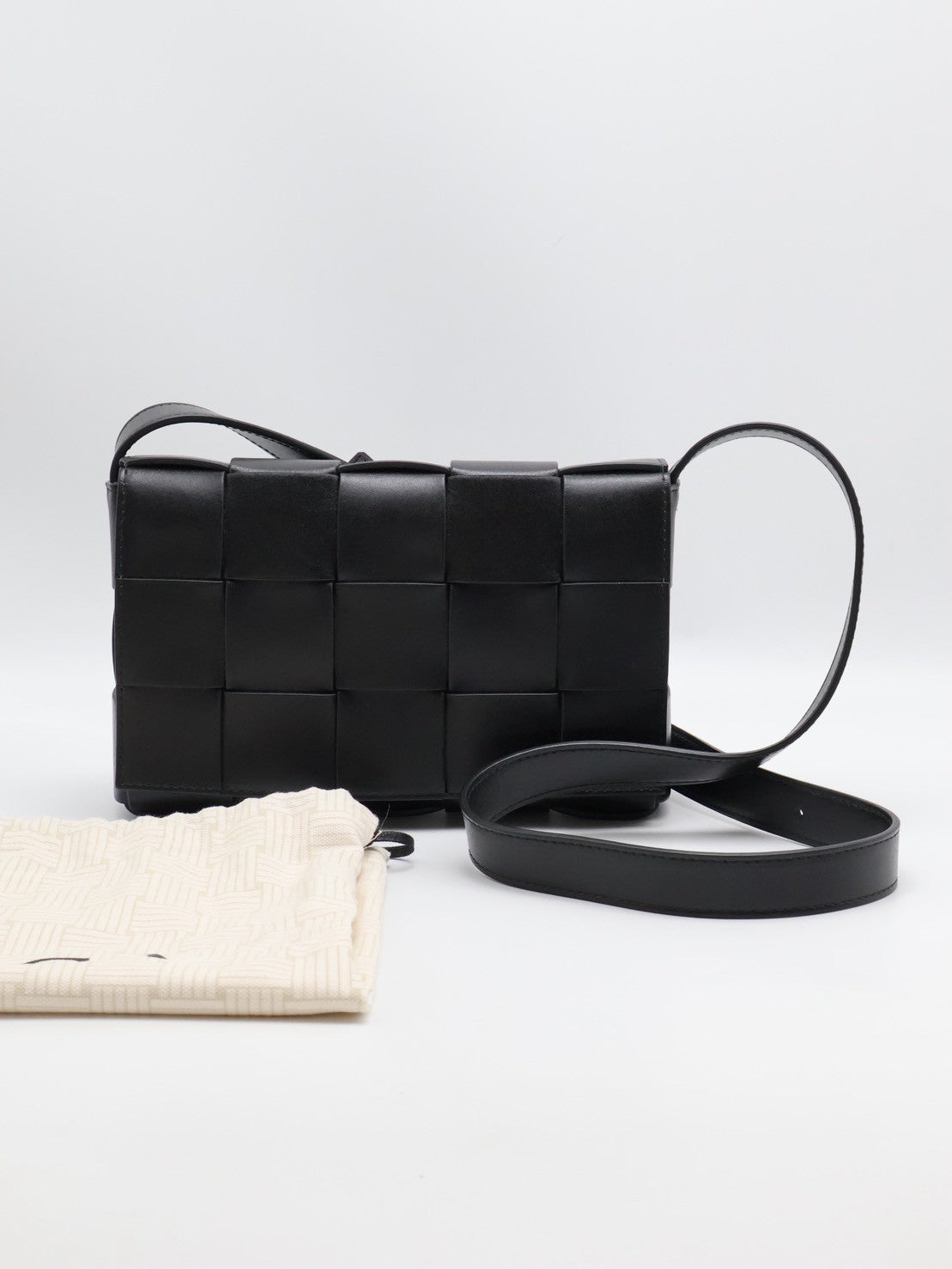 BOTTEGA VENETA Cassette經典三角釦編織包 - 15格黑