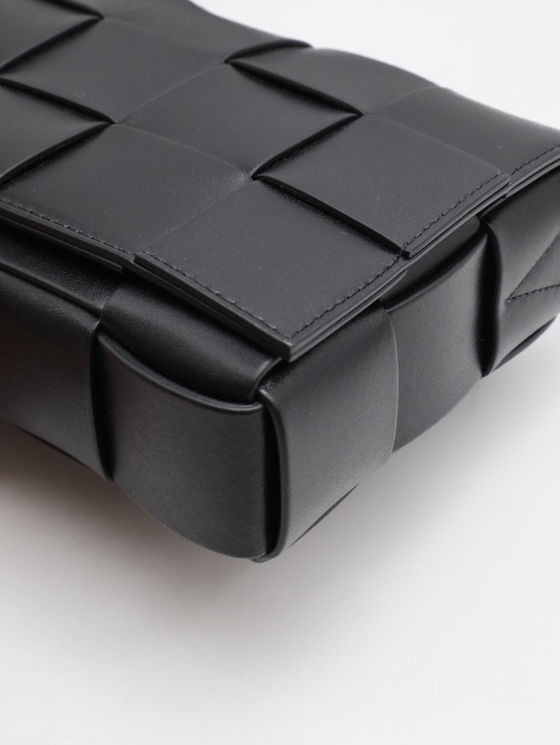 BOTTEGA VENETA Cassette經典三角釦編織包 - 15格黑