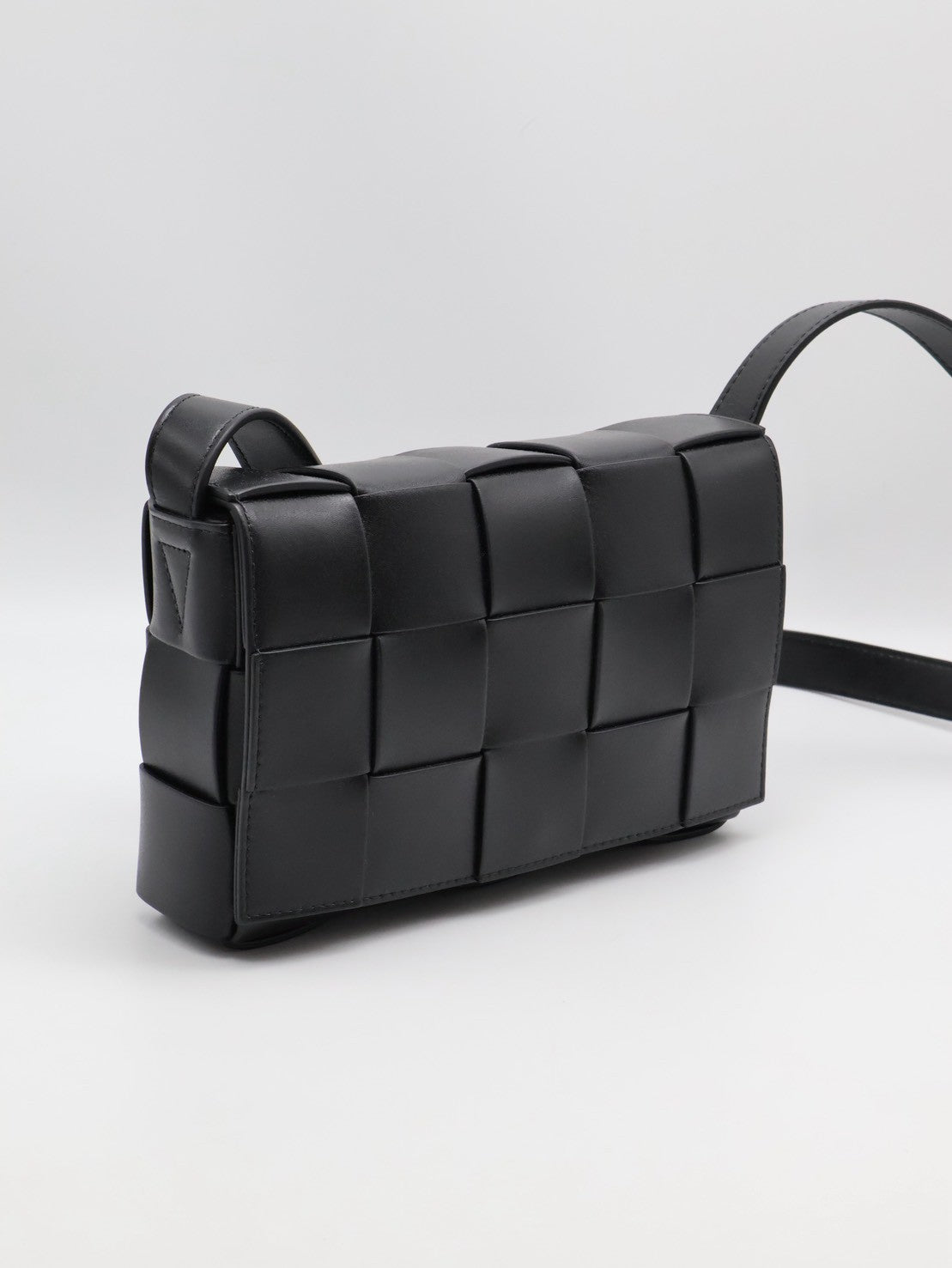 BOTTEGA VENETA Cassette經典三角釦編織包 - 15格黑