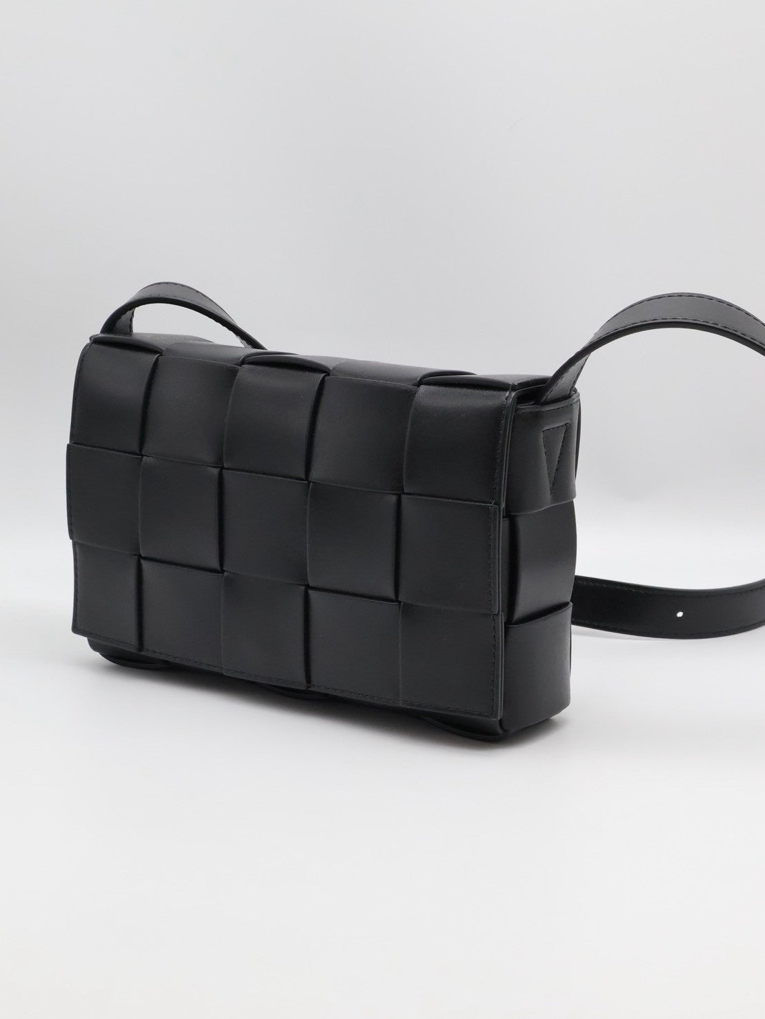 BOTTEGA VENETA Cassette經典三角釦編織包 - 15格黑