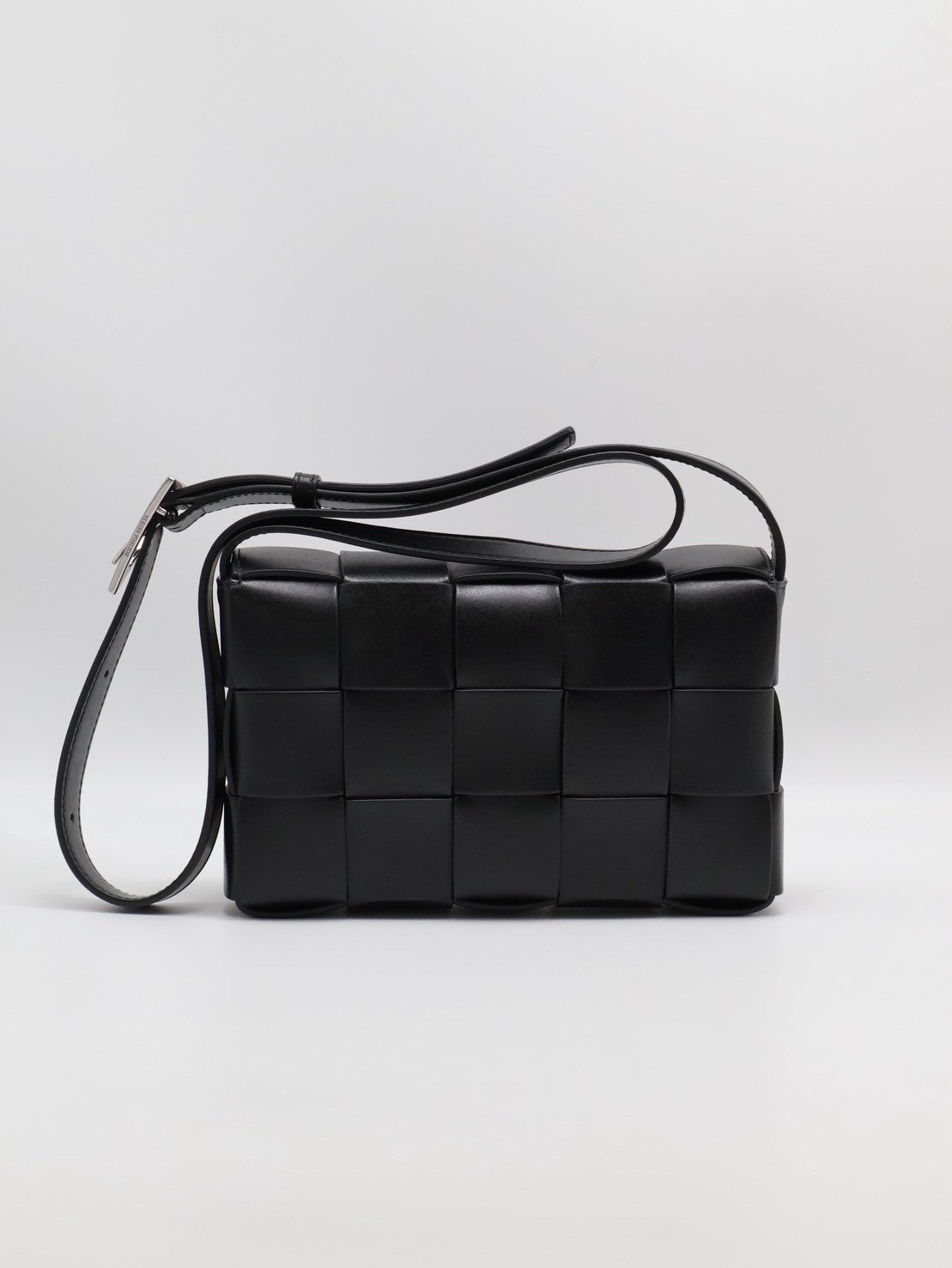 BOTTEGA VENETA Cassette經典三角釦編織包 - 15格黑