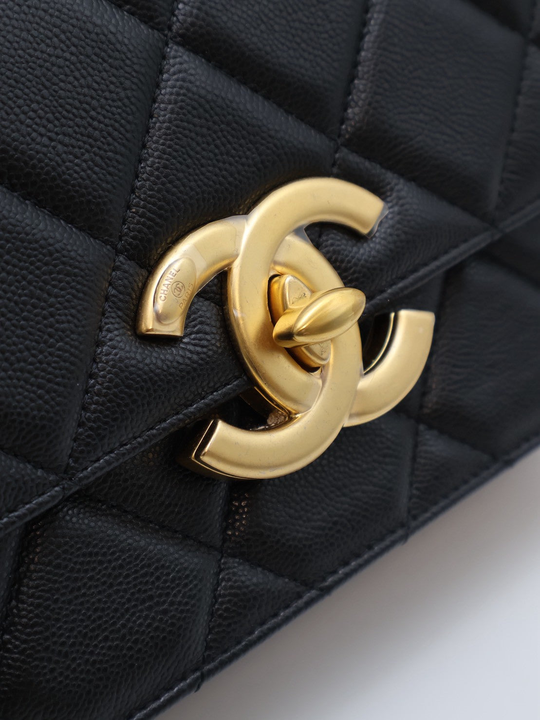 CHANEL 24A大雙C粒面牛皮口蓋包 - 黑金
