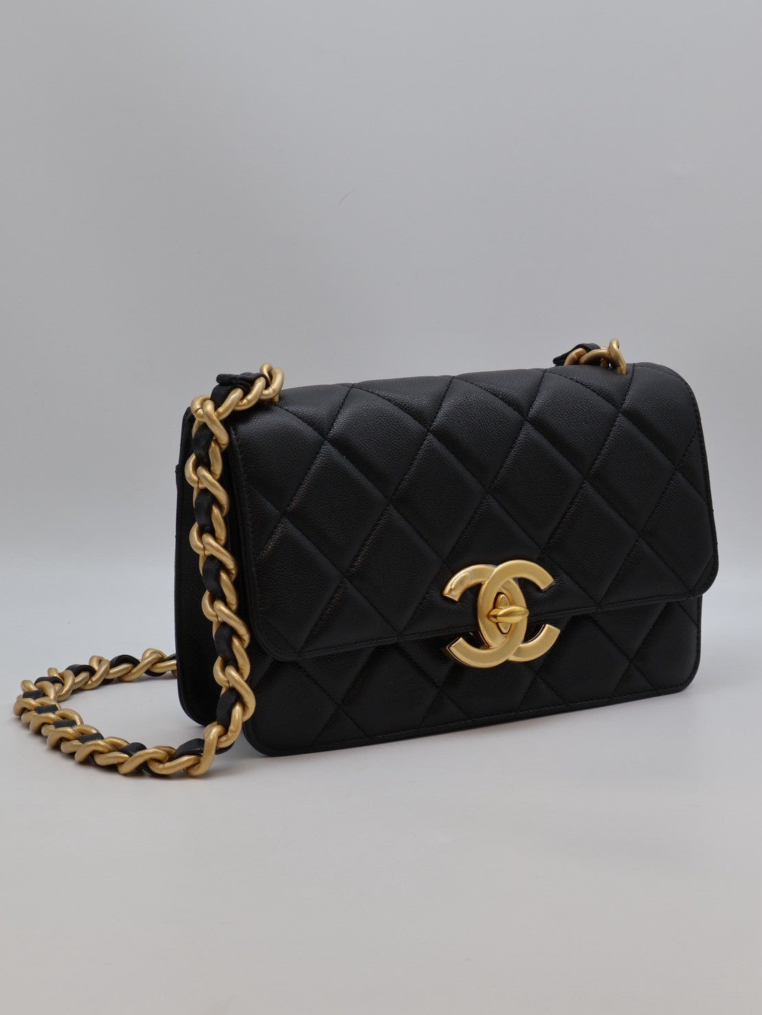 CHANEL 24A大雙C粒面牛皮口蓋包 - 黑金