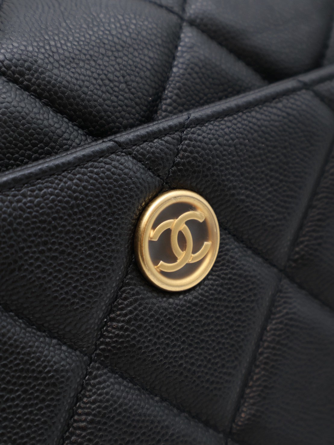CHANEL 24A大雙C粒面牛皮口蓋包 - 黑金
