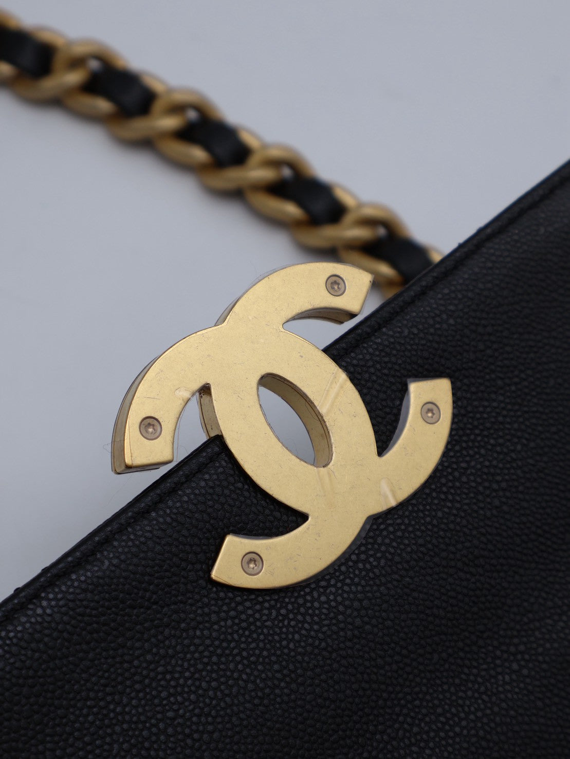 CHANEL 24A大雙C粒面牛皮口蓋包 - 黑金