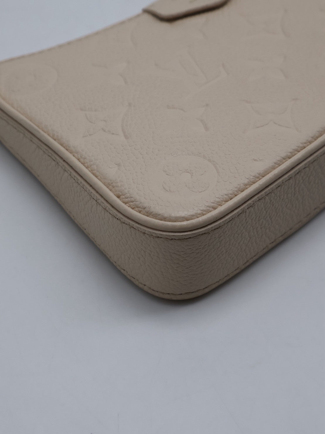 LOUIS VUITTON Easy Pouch On Strap - 米白