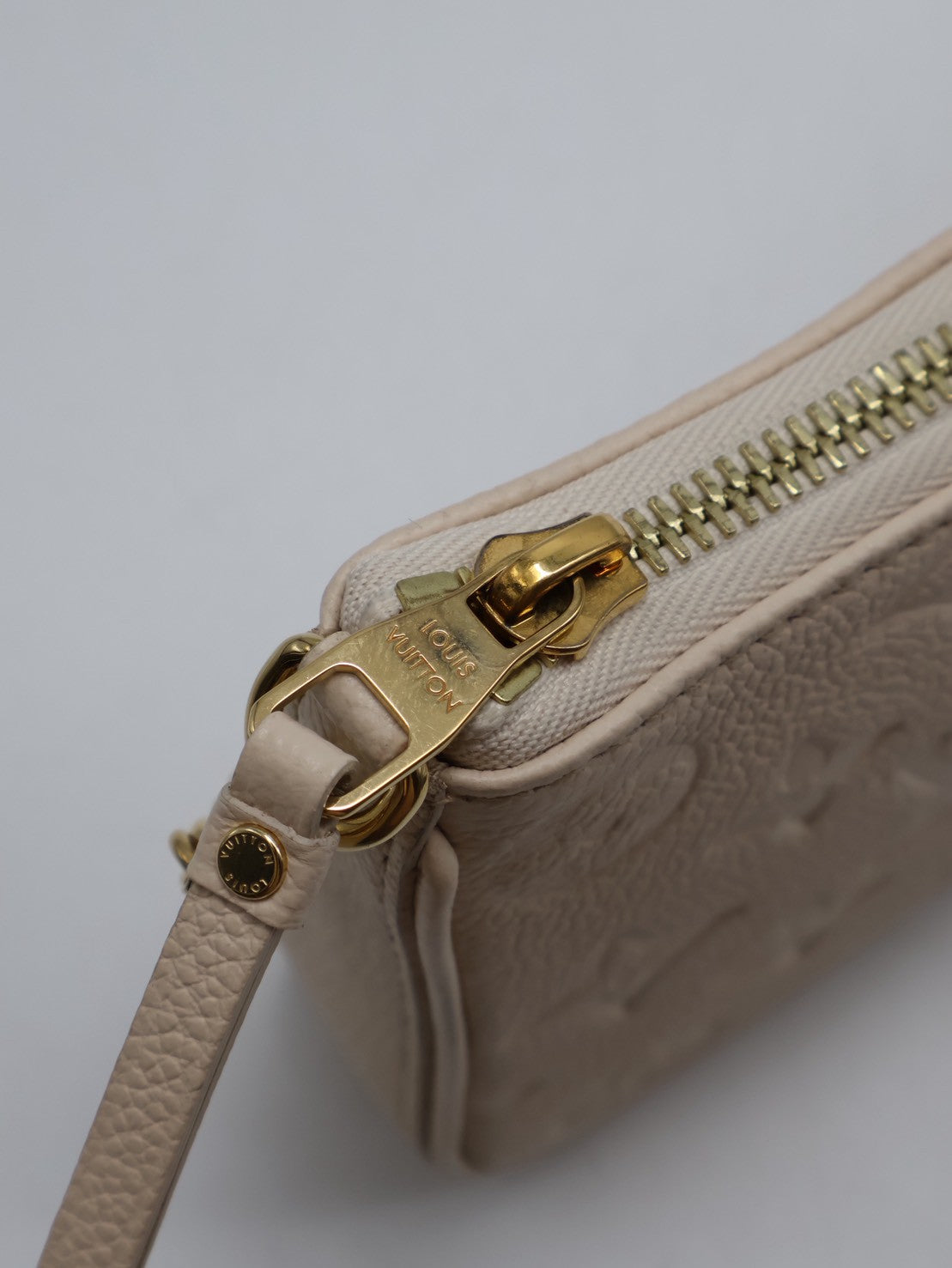 LOUIS VUITTON Easy Pouch On Strap - 米白