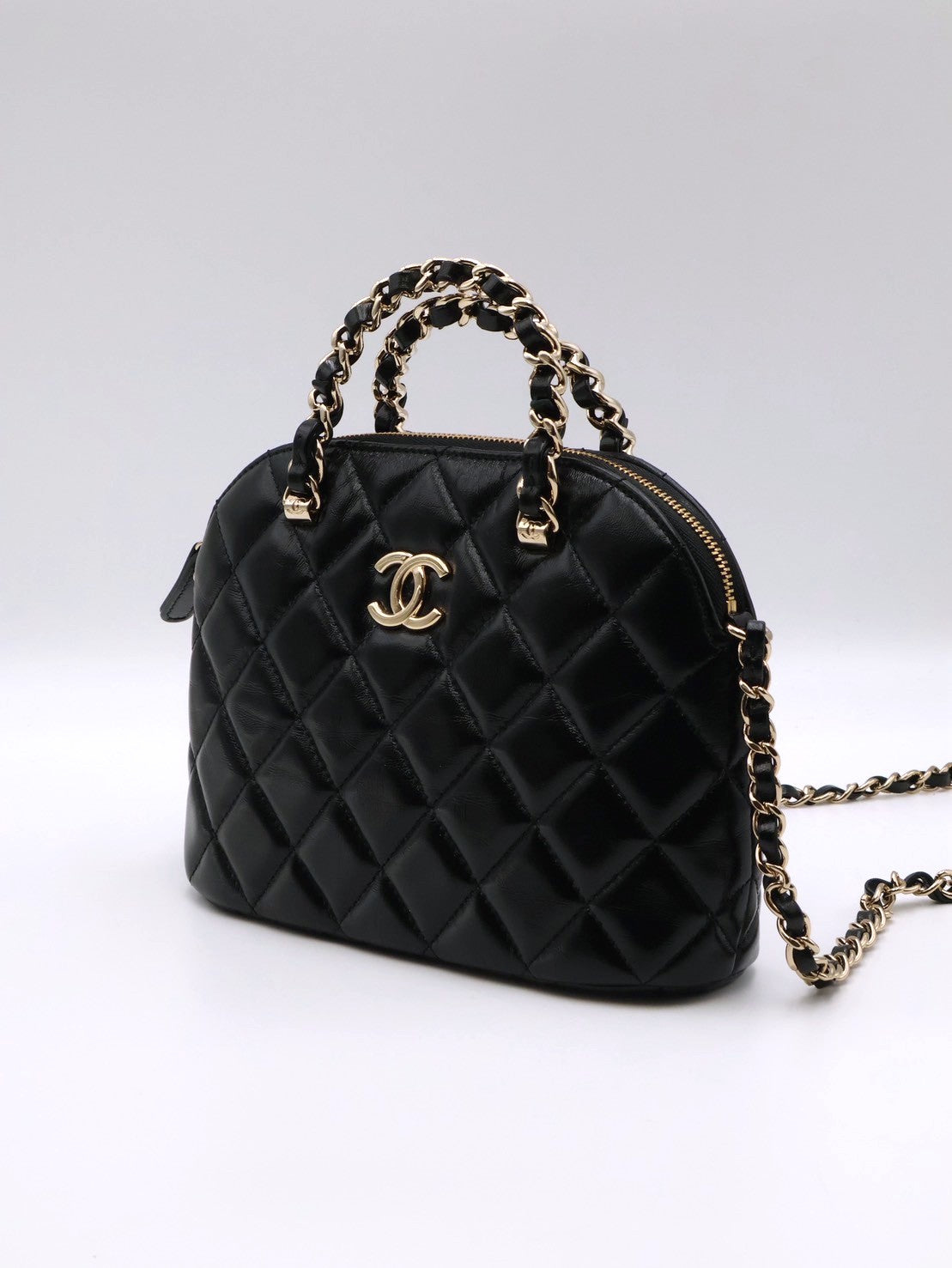 CHANEL 24B亮面小羊皮貝殼包 - 黑金