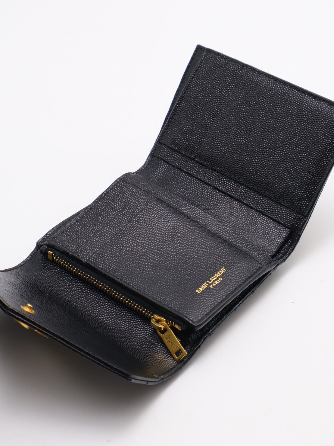 YSL 經典V字粒面牛皮三折短夾 - 黑金