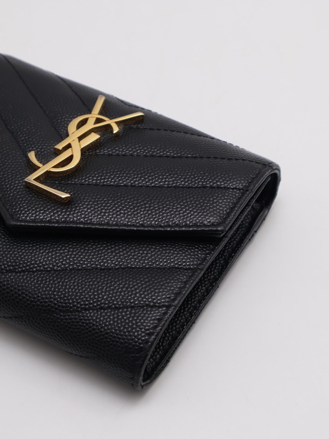 YSL 經典V字粒面牛皮三折短夾 - 黑金