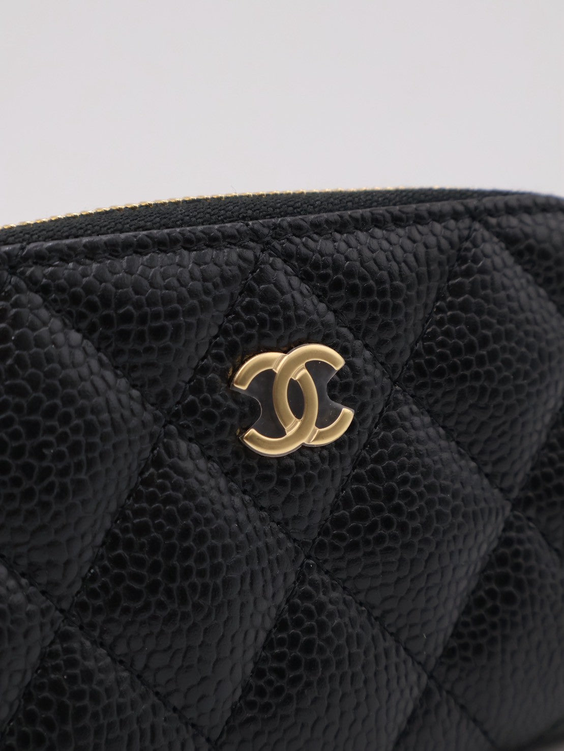 CHANEL 經典粒面牛皮拉鍊零錢包 - 黑金