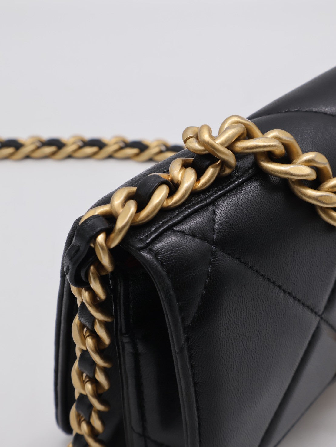 CHANEL 19 經典菱格紋雙色鍊WOC - 黑金