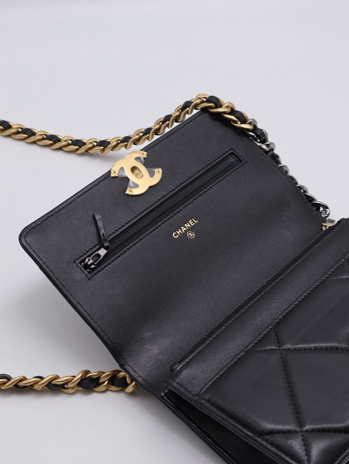 CHANEL 19 經典菱格紋雙色鍊WOC - 黑金