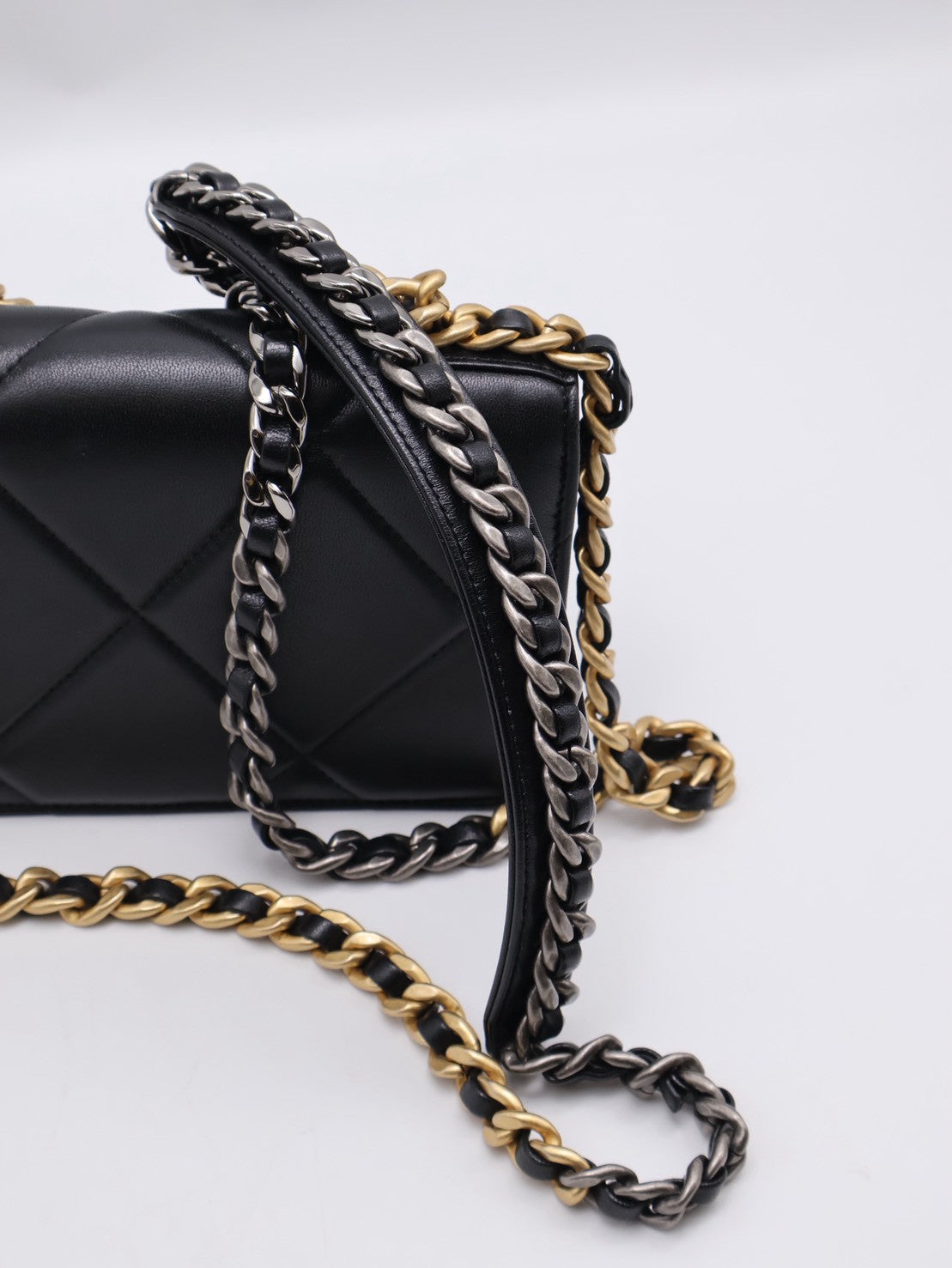 CHANEL 19 經典菱格紋雙色鍊WOC - 黑金